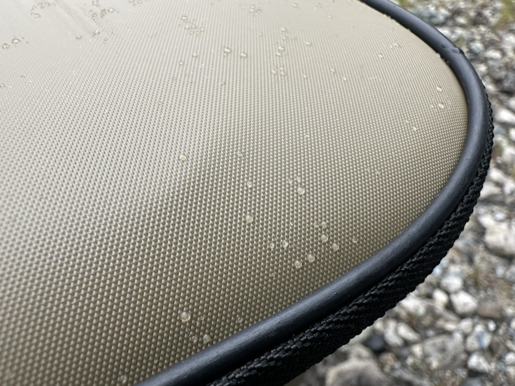 ダイソーのギアバッグは撥水加工があり、多少の雨程度であれば中が濡れない
