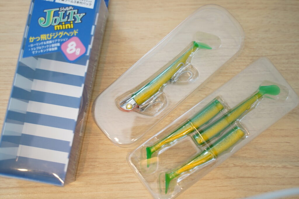 ジョルティは1パックにジグヘッド1個＋ワーム4本（うち1本装着済み・予備3本付き）の構成